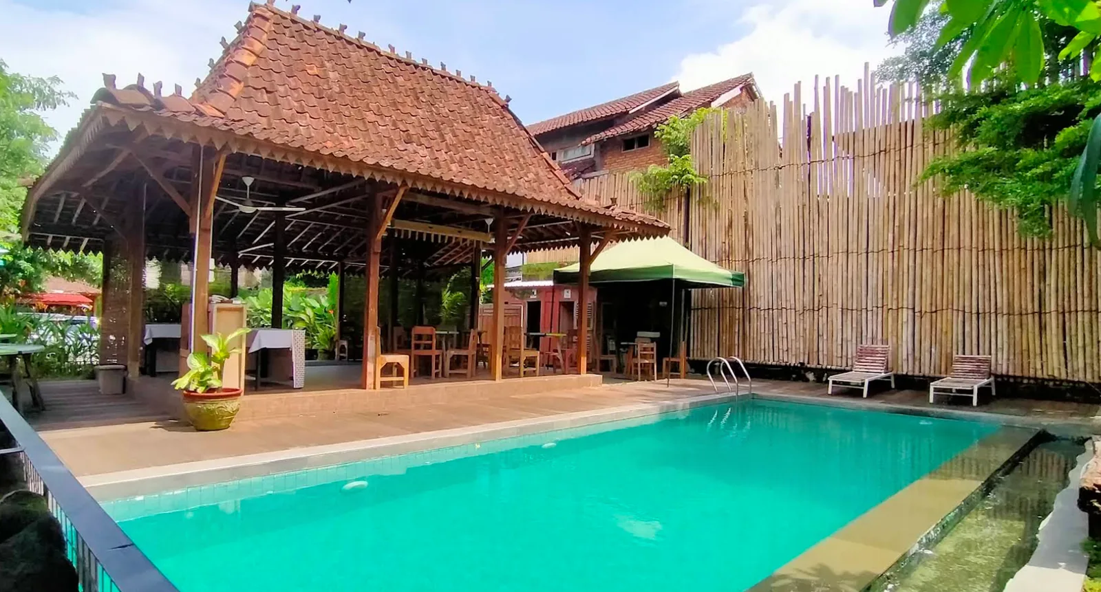 Kolam renang Kampung Lawasan